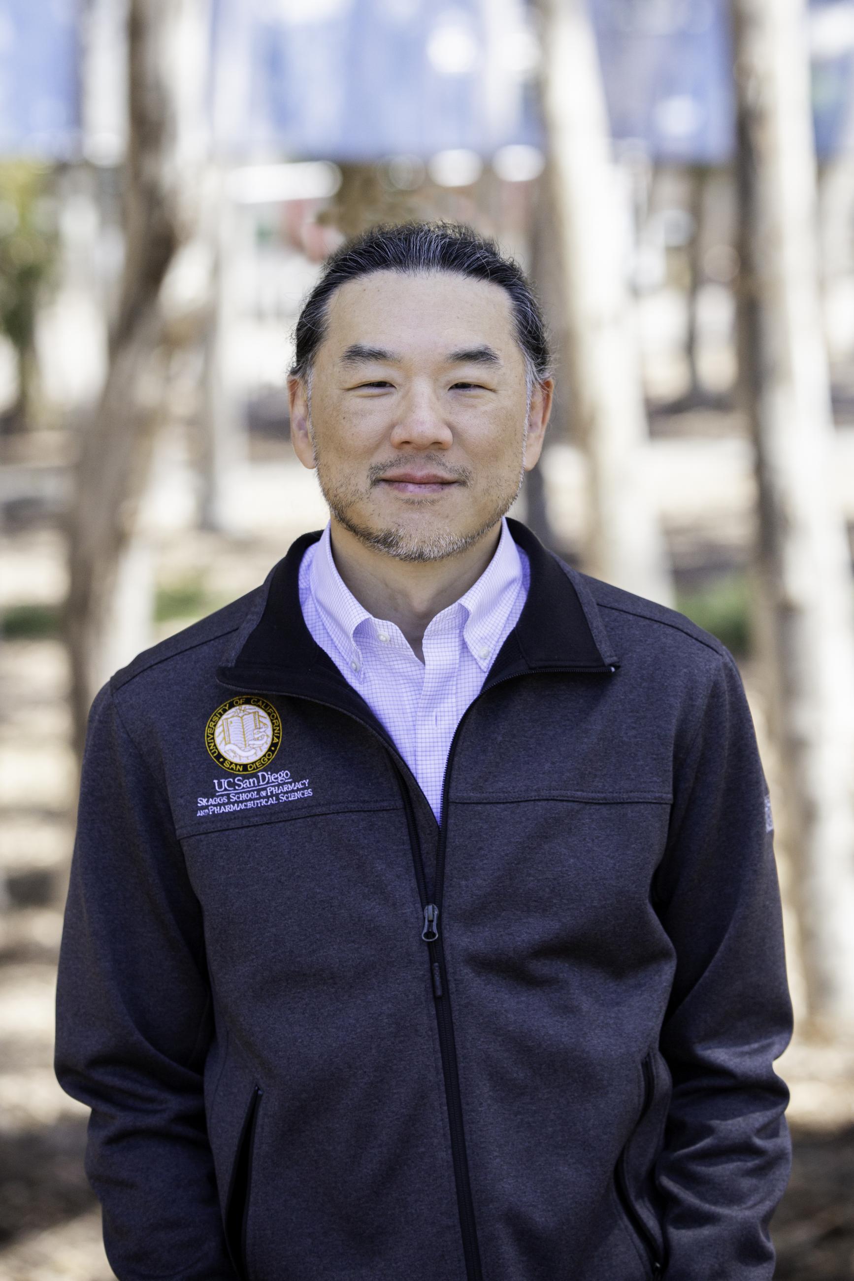 Mark Bounthavong headshot